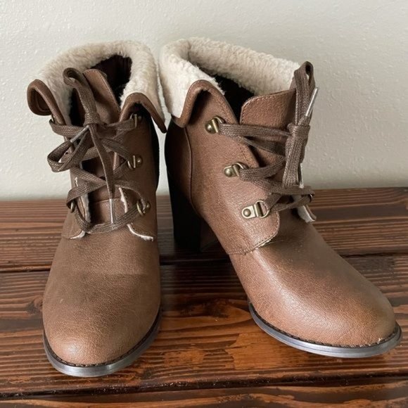 Bethany M🖤ta (Mota) Bootie Heel Lace Up w/ Sherpa Style Detail, size 10 - Picture 2 of 13